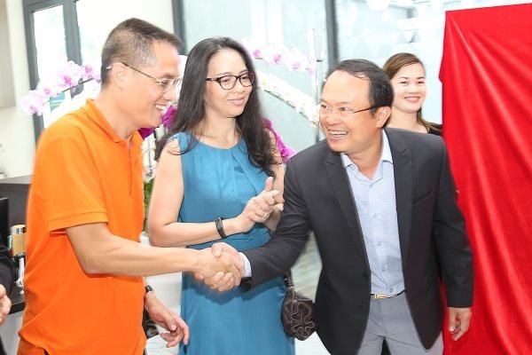 Những cái bắt tay cho một hành trình hợp tác mới giữa lãnh đạo Trần Anh Group (bên phải) và Công ty CP Gỗ An Cường (bên trái). Những cái bắt tay cho một hành trình hợp tác mới giữa lãnh đạo Trần Anh Group (bên phải) và Công ty CP Gỗ An Cường (bên trái).