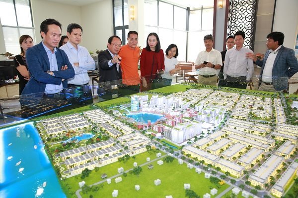 Ban tổ chức cùng xem mô hình dự án Phúc An City với quy mô 100 ha tại huyện Đức Hòa, Long An của Trần Anh Group. Ban tổ chức cùng xem mô hình dự án Phúc An City với quy mô 100 ha tại huyện Đức Hòa, Long An của Trần Anh Group.
