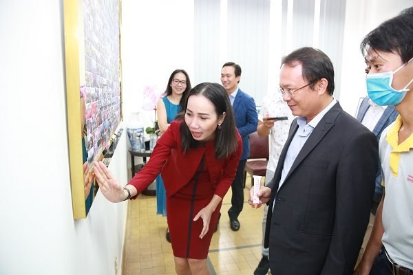 Các doanh nhân cùng nhau xem những khoảnh khắc được ghi lại trên tranh Các doanh nhân cùng nhau xem những khoảnh khắc được ghi lại trên tranh
