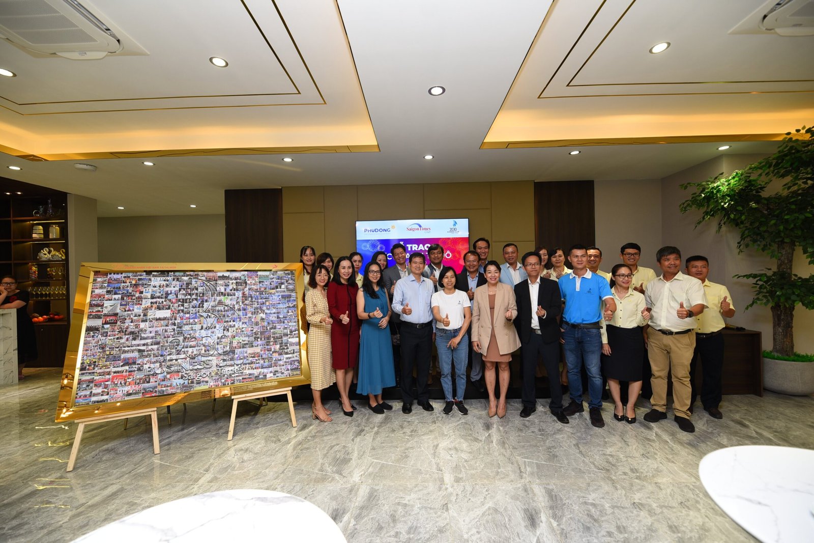 Bức tranh tỉ đô được trưng bày tại đại sảnh của Phú Đông Group. Bức tranh tỉ đô được trưng bày tại đại sảnh của Phú Đông Group.