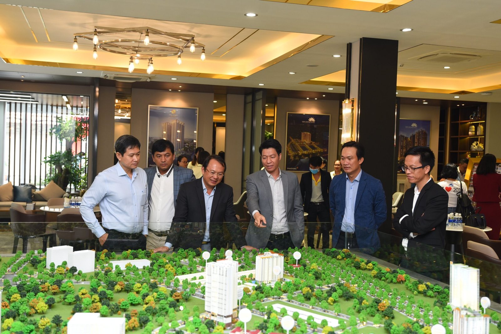 Ban tổ chức xem mô hình các dự án của Phú Đông Group qua sa bàn Ban tổ chức xem mô hình các dự án của Phú Đông Group qua sa bàn